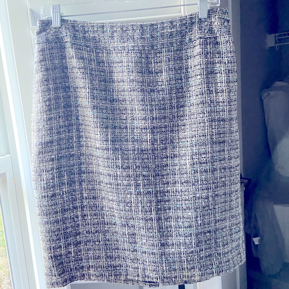 Ann Taylor winter skirt , has lining.excellent to wear with leggings .